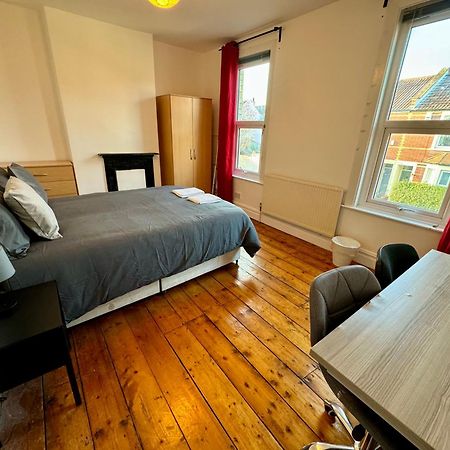 Delightful Room By Gloucester Road Bristol Exterior foto